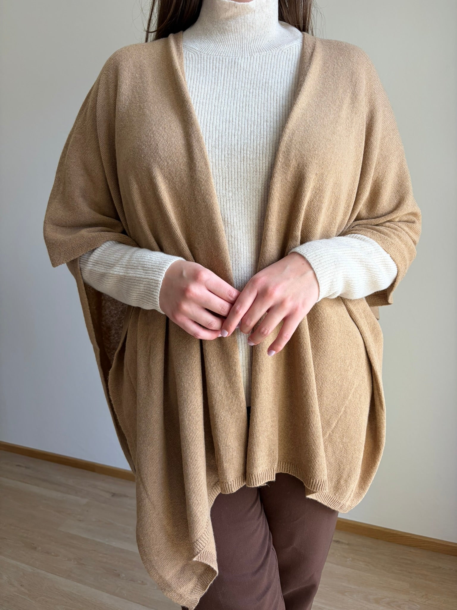 Pončo Neva – peščena barva, 100 % volna in kašmir, na modelu, odprt spredaj