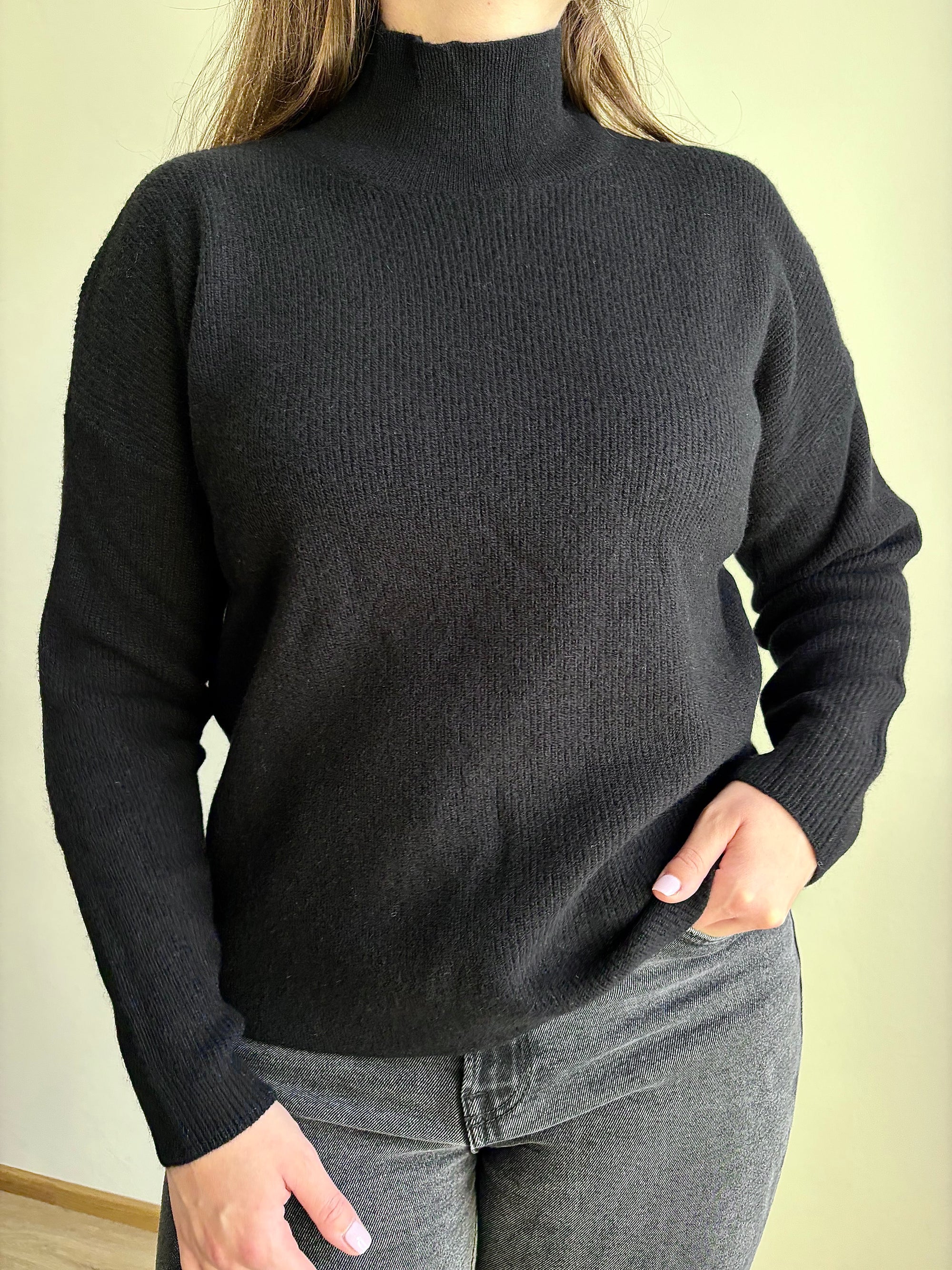 Pulover Velus – črna barva, visok ovratnik, 100 % merino volna, na modelu