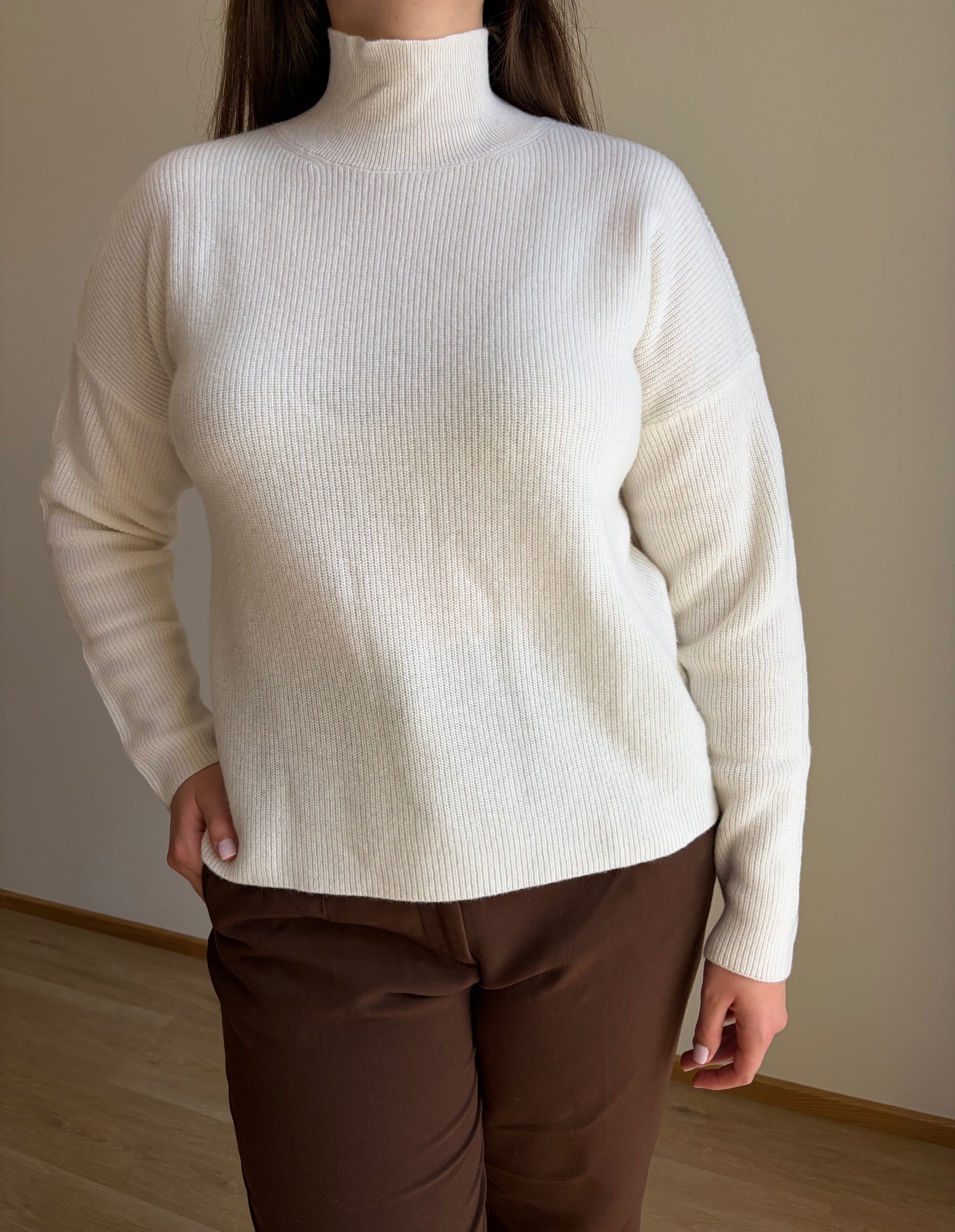 Pulover Velus – bela barva, visok ovratnik, 100 % merino volna, pogled od spredaj