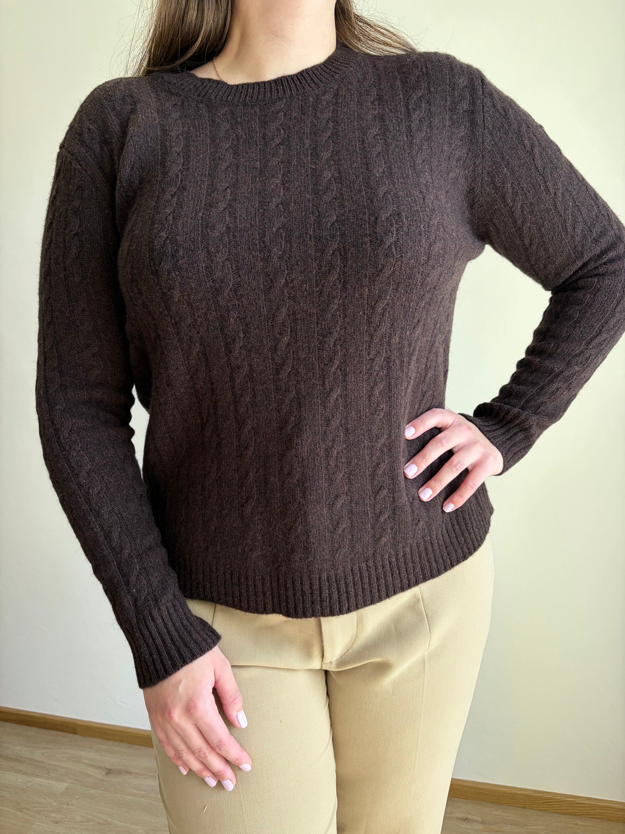 Pulover Terra – rjava barva, pleteni vzorec, 100 % merino volna, na modelu, pogled od spredaj