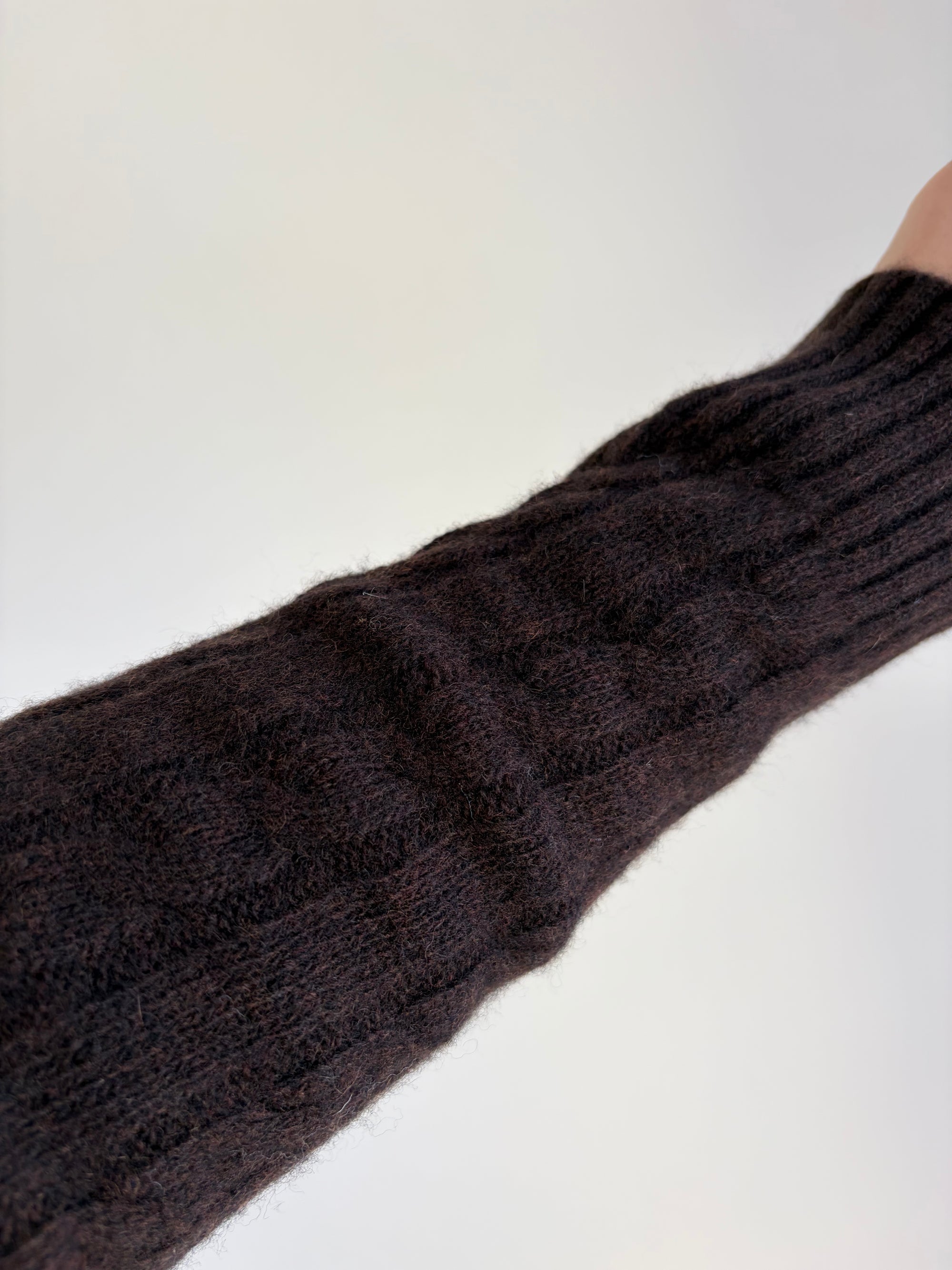 Pulover Terra – rjava barva, detajl rokava iz 100 % merino volne