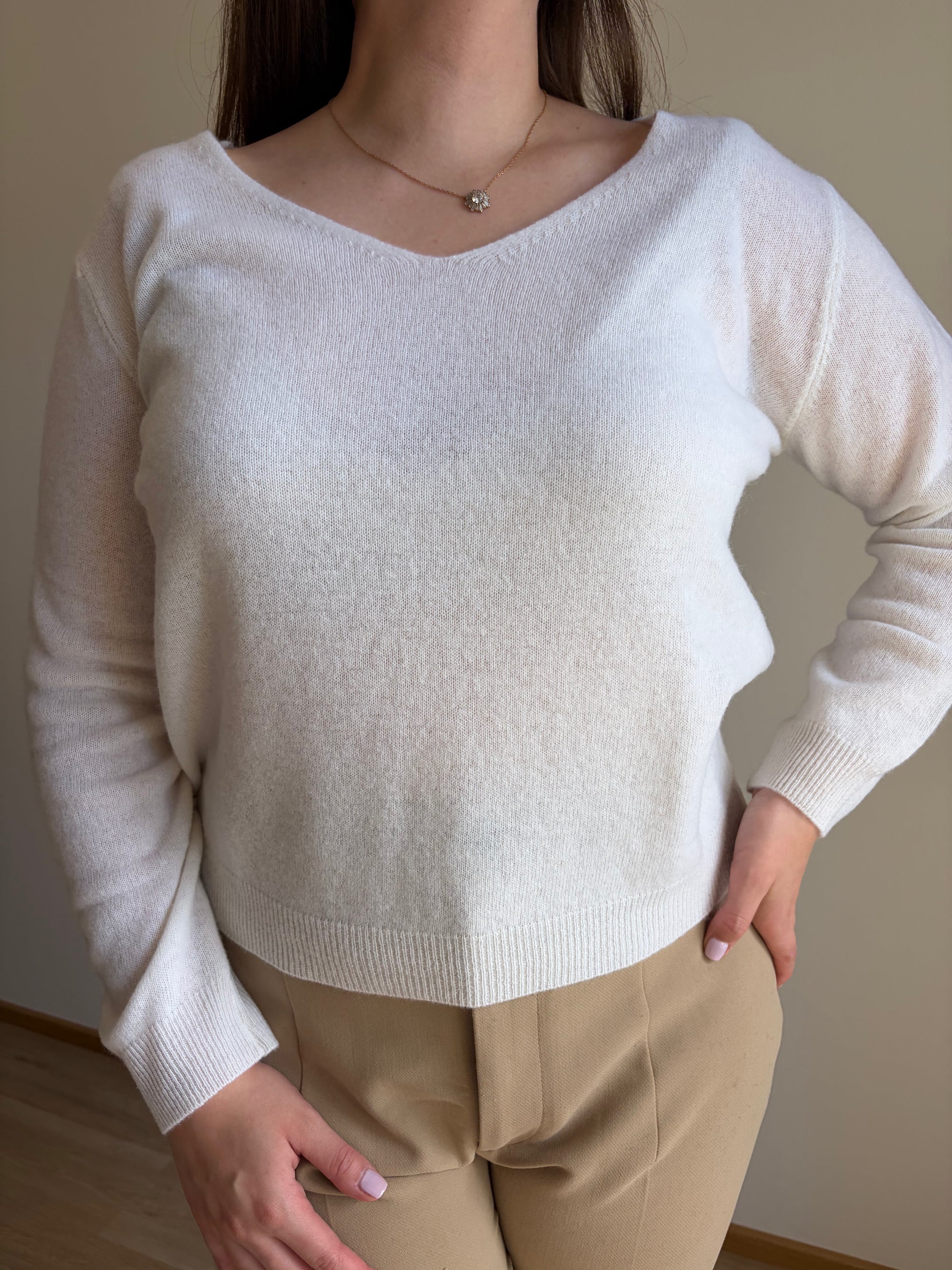 Pulover Astra – bela barva, V-izrez, pulover iz 100 % volne, na modelu