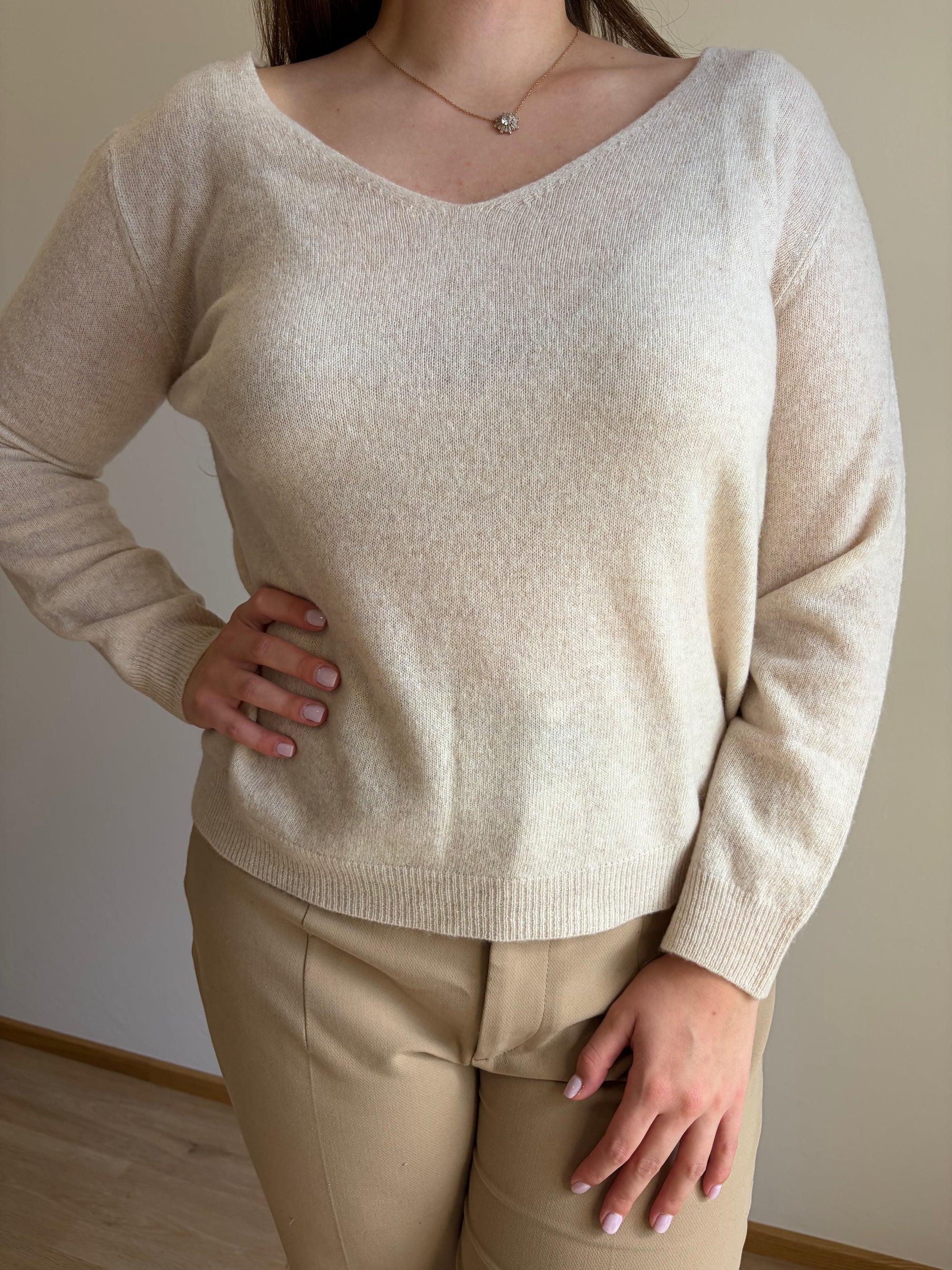 Pulover Astra – bež barva, V-izrez, pulover iz 100 % volne, na modelu