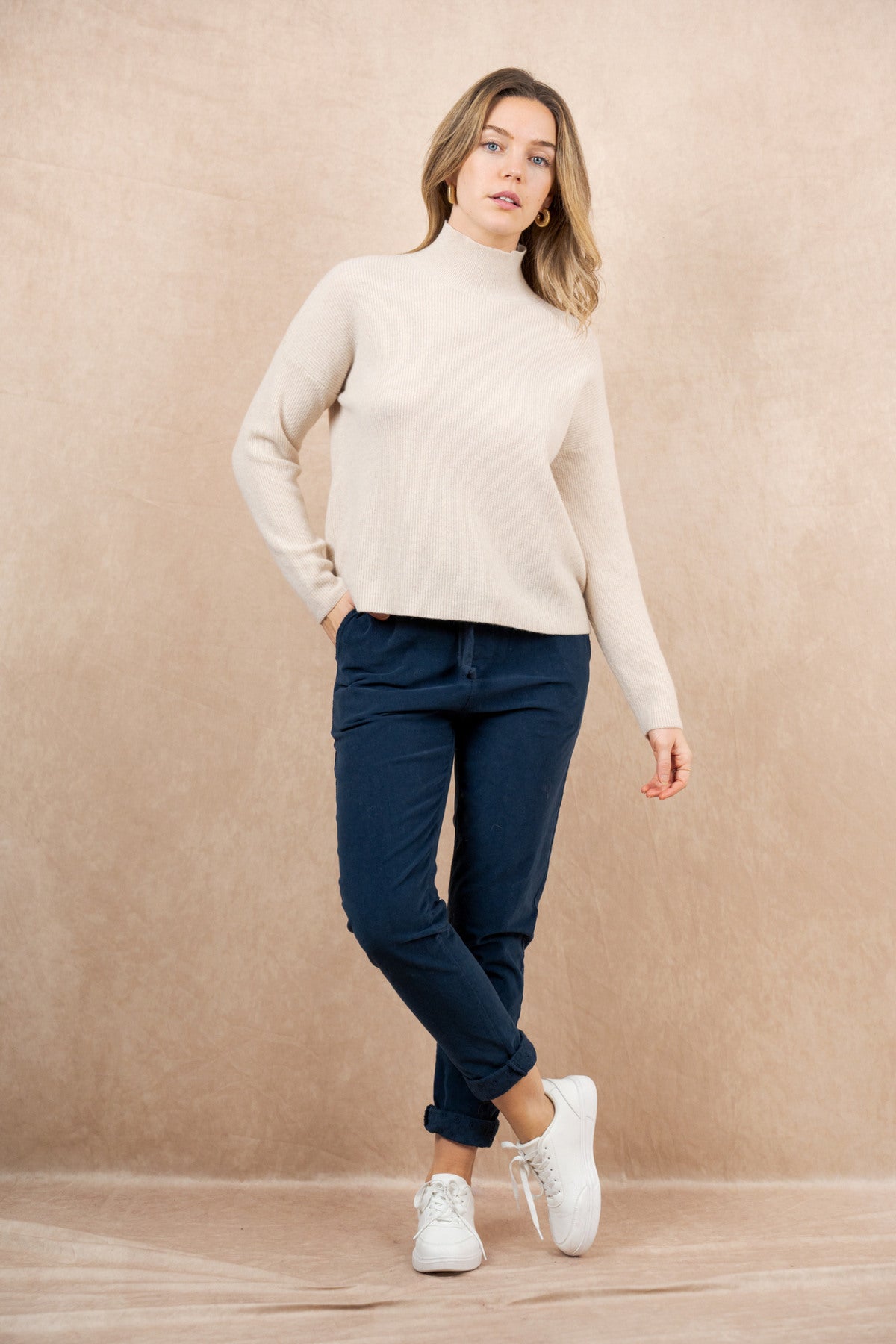Pulover Velus – bež barva, visok ovratnik, 100 % merino volna, pogled od spredaj