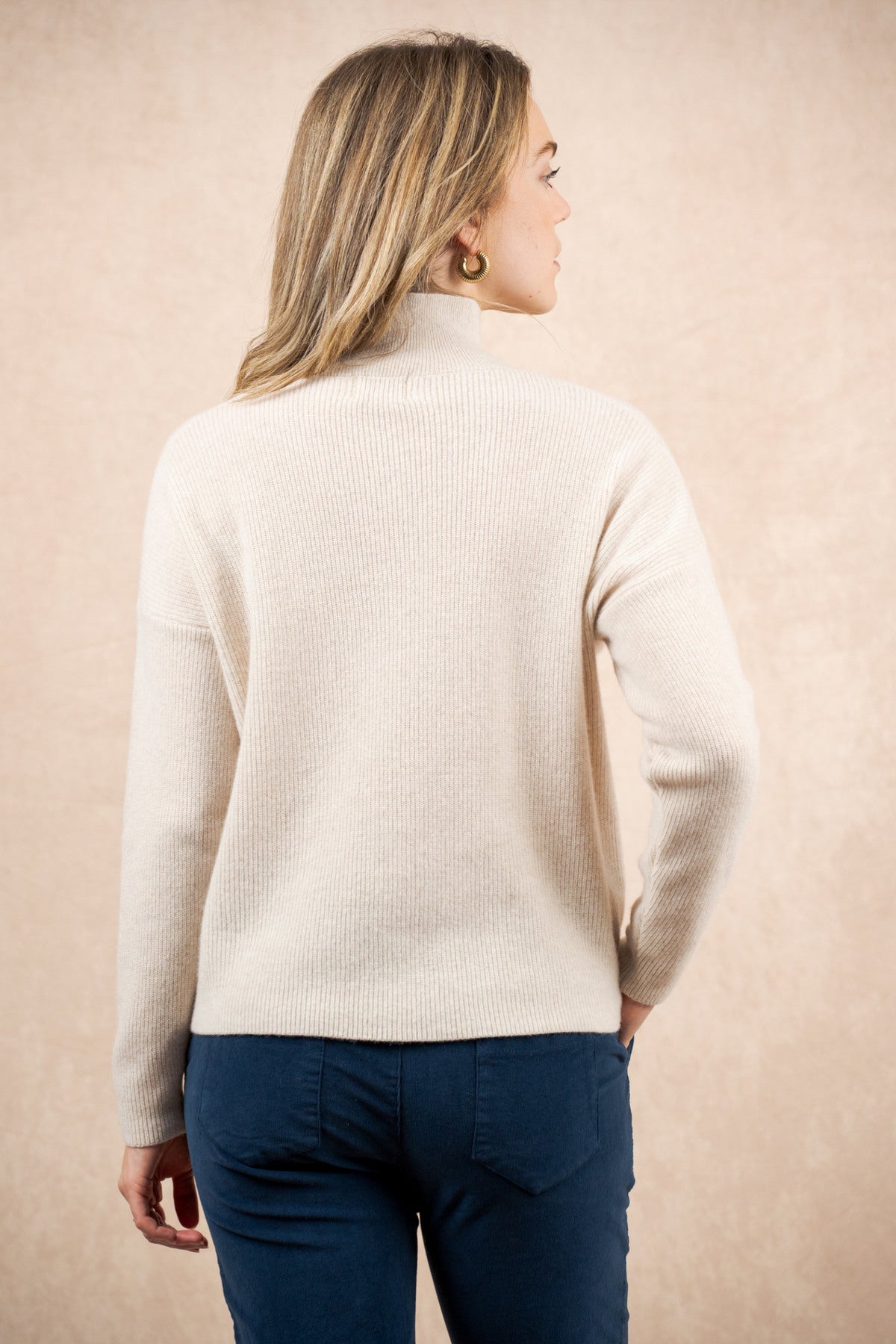 Pulover Velus – bež barva, visok ovratnik, 100 % merino volna, zadnji pogled
