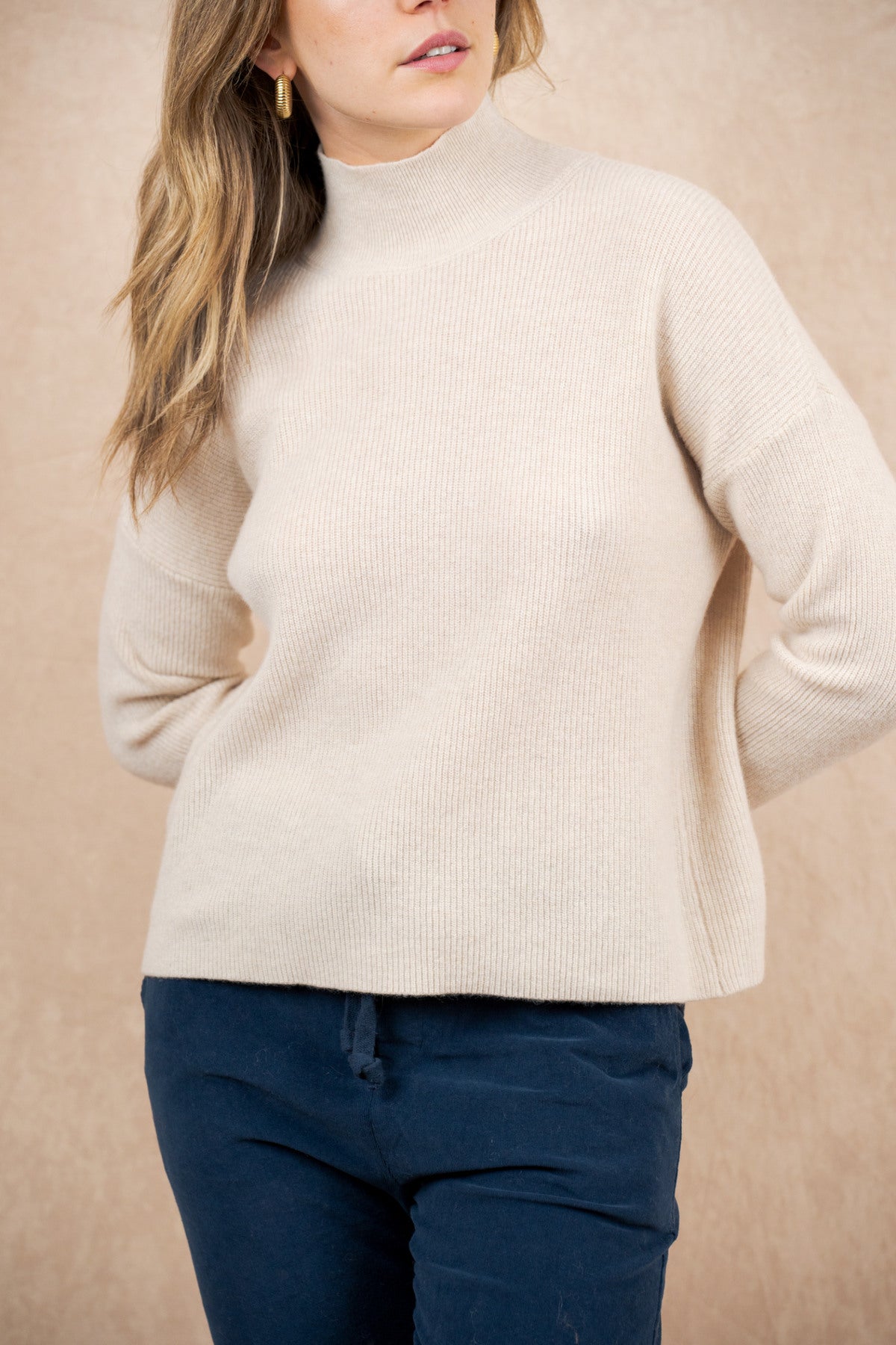 Pulover Velus – bež barva, detajl pletenine iz 100 % merino volne, pogled od spredaj